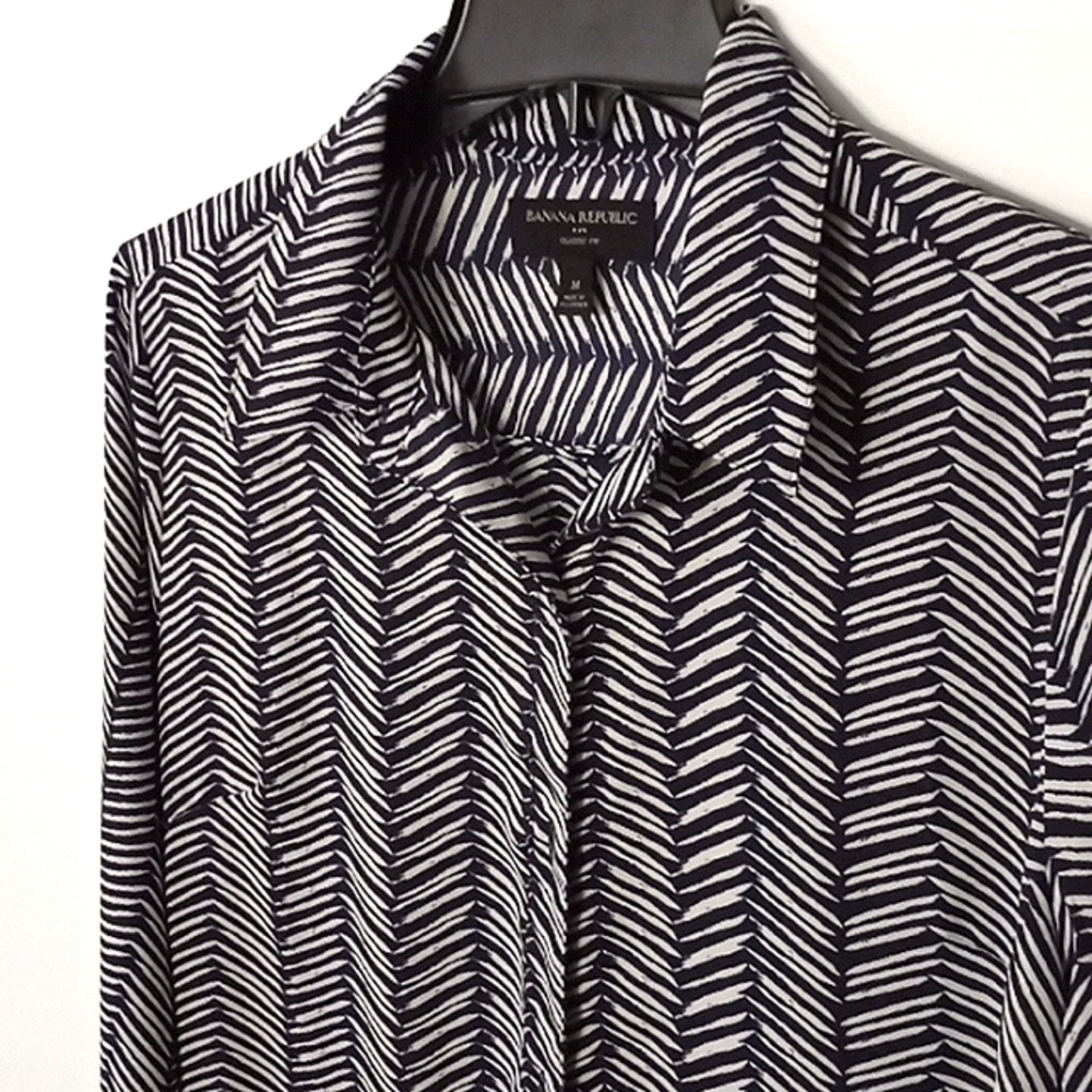 Banana Republic Classic Fit Buttoned Up Shirt
